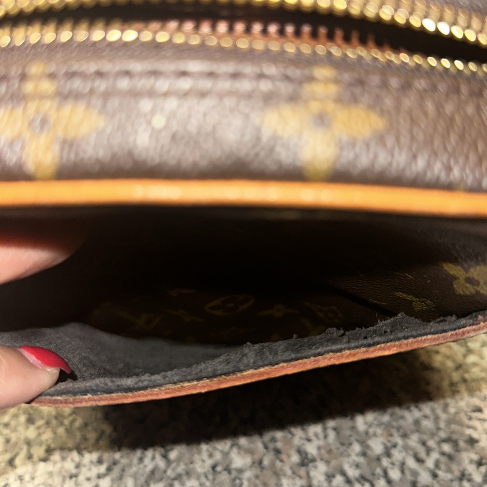 Louis Vuitton Crossbody Danube Bag - Picture 9 of 11